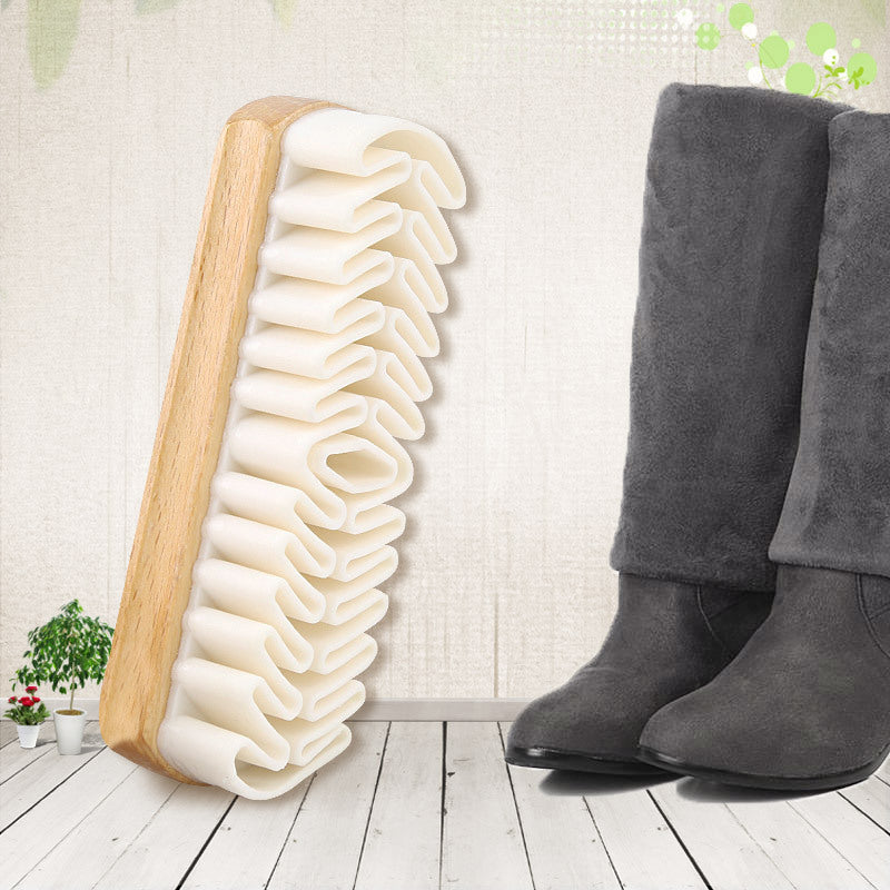 Schuhbürste aus weichem Gummi mit Holzgriff