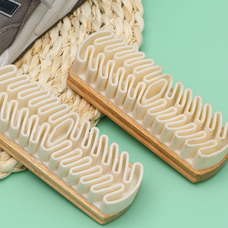 Schuhbürste aus weichem Gummi mit Holzgriff