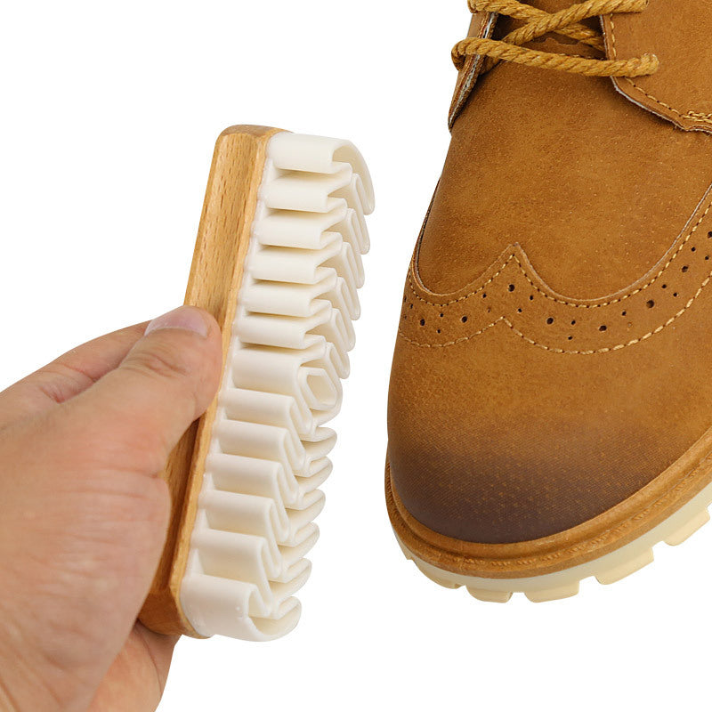Schuhbürste aus weichem Gummi mit Holzgriff