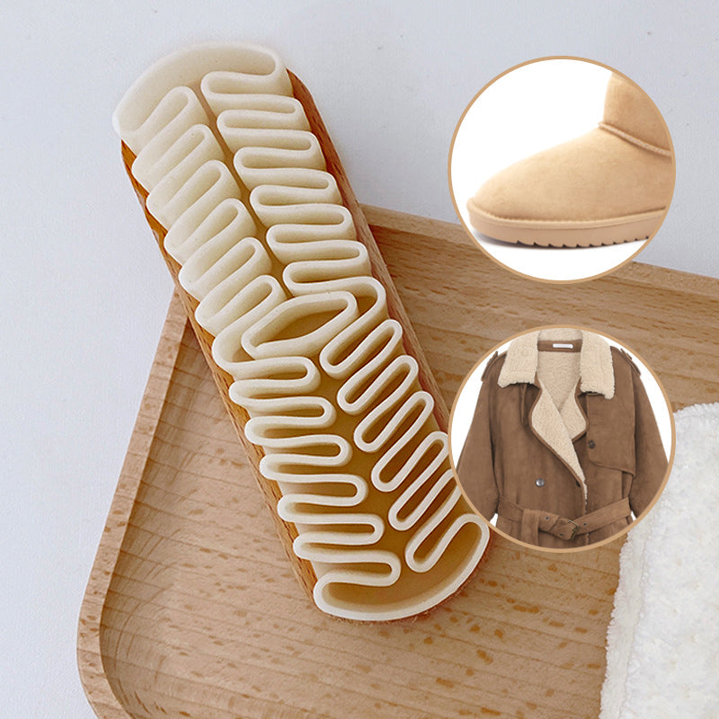Schuhbürste aus weichem Gummi mit Holzgriff