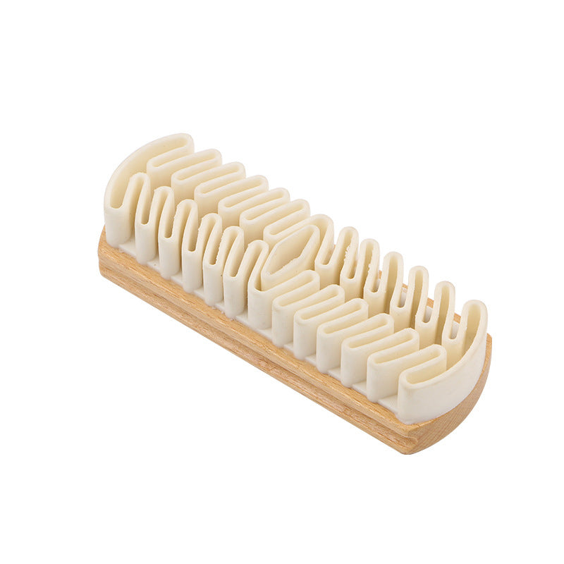 Schuhbürste aus weichem Gummi mit Holzgriff
