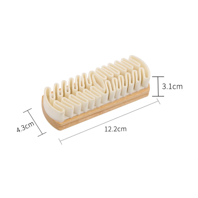 Schuhbürste aus weichem Gummi mit Holzgriff